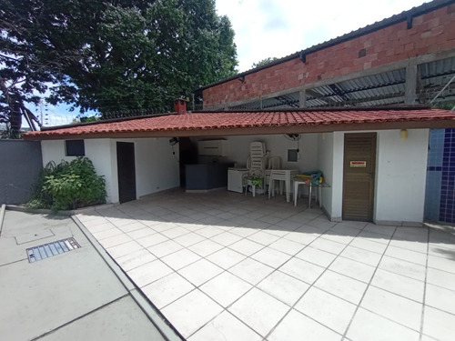 Alugo Apartamento De Três Quartos No Bairro N.s.das Graças.