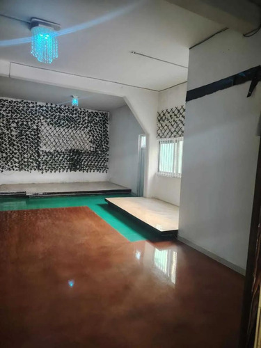 Renta De Local Comercial En Av. Lago De Guadalupe, Con Departamento Incluido