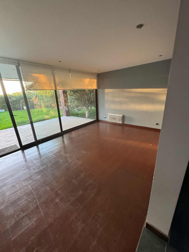 Casa 5 Dormitorios, 5 Baños, Sala De Estar. Excelente Estado