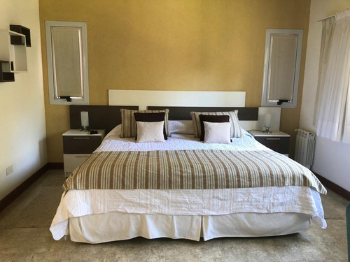 Casa De 5 Dormitorios Y 4 Baños La Herradura