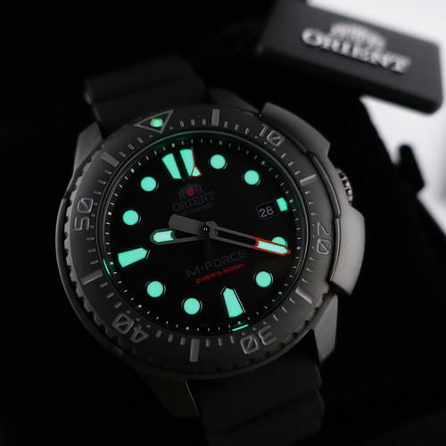 Correa japonesa Orient Automatic M-force Divers Sapphire RA-AC0L03B00b, bisel negro, fondo gris oscuro