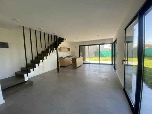 Casa En Venta - 2 Dormitorios 2 Baños - Cochera - 280mts2 - Manuel B. Gonnet