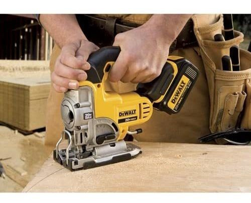 Serra elétrica sem fio Dewalt 20 V Max DCS331b