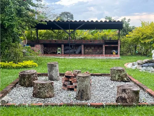 Venta Finca Montenegro Via Quimbaya - 8.5 Cuadras