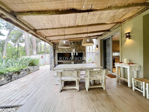 Venta Y Alquiler De Maravillosa Casa De Cuatro Dormitorios En Barrio Privado, Playa Brava, Punta Del Este
