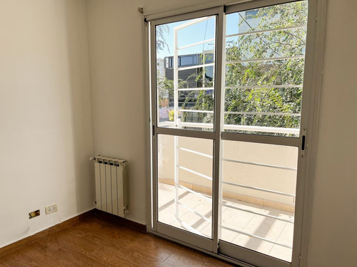 Imagen 5 de 12 de Venta Duplex Con Cochera Y Patio Con Parrilla !