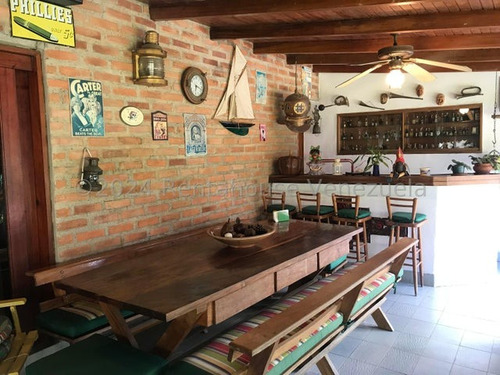 Hermosa Casa De Una Planta Con Grandes Espacios Y Bella Terraza En Santa Paula. Mls # 25-13494 Lp