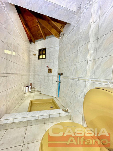 Casa Impecable Desarrollada En Dos Plantas, 3 Dormitorios, Patio, Garage, Terraza
