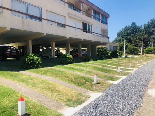Confortable Apartamento En Aidy Grill!!! De 1 Dormitorio, Baño, Cocina, Living-comedor Y Cochera Techada. Consulte !!!!!!!- Ref: 5300