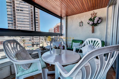 Departamento En Edificio De Categoría A Metros Del Mar- Ref: 2563