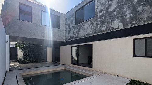 Casa En Venta De Estilo Unico, Ubicada En Cholul, Mérida.
