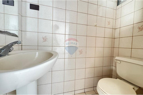 5 Dormitorios 3 Pisos Más Subterráneo Condominio