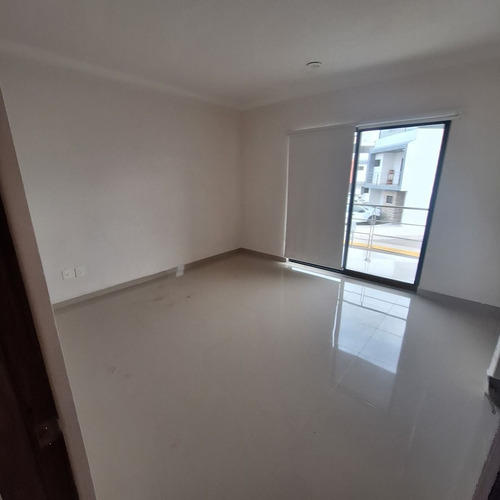 Hermosa Casa En El Refugio, 3 Recamaras, Roof, 4.5 Baños, Cuarto De Servicio