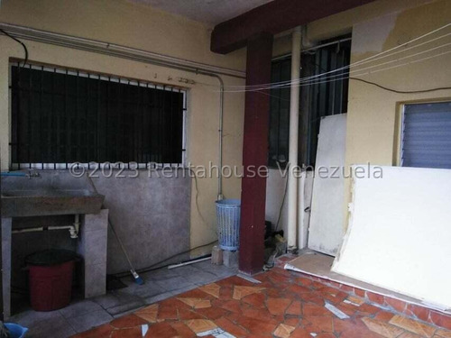 Milangie Cartaya De Renta House Te Presenta Un Cómodo Anexo Ubicado En El Este De Barquisimeto, Cuenta Con Estacionamiento Adicional Diagonal A La Residencia, Acceso Muy Fácil Y Opciones De Transporte