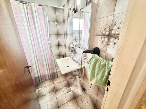 Venta De Casa Con Patio Y Terraza En Pompeya