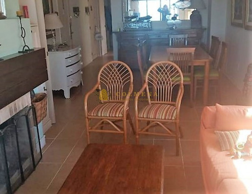 Apartamento En Venta, 3 Dormitorios.- Ref: 3946