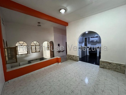 Casa En Venta Urb. Piñonal #25-17208 Rm