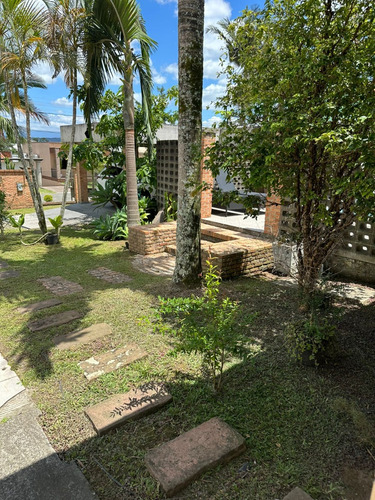 Casa Alto Padrão Com 3 Dormitórios E 1 Suíte Próximo Ao Centro De Criciúma