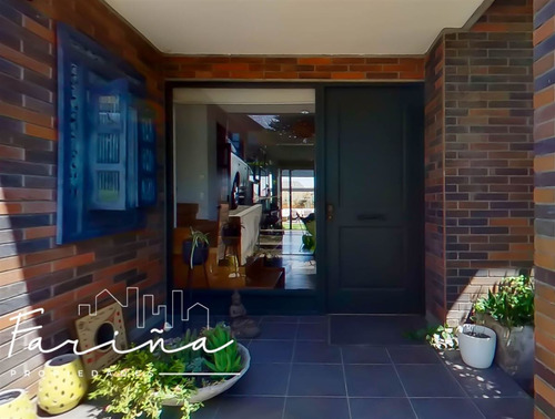 Casa En Venta De 4 Dorm. En Peñalolén