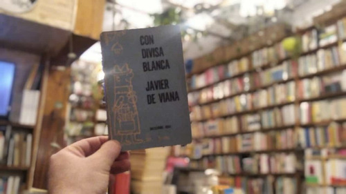 Con Divisa Blanca. Javier De Viana.