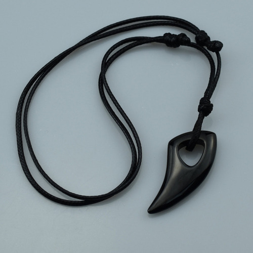 A Collar Con Colgante Ajustable En Forma De Diente De Lobo