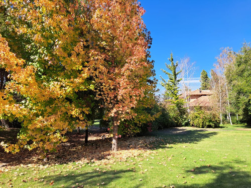 Hermosa Casa Provenzal, Con Lindo Jardín. Chicureo Poniente.