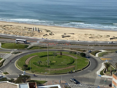 Alquilo Torreon, Vista A La Brava, 4 Dormitorios, 3 Baños + Toilette, Mucama Diaria, Servicio De Playa, Garaje-punta Del Este-mansa-brava