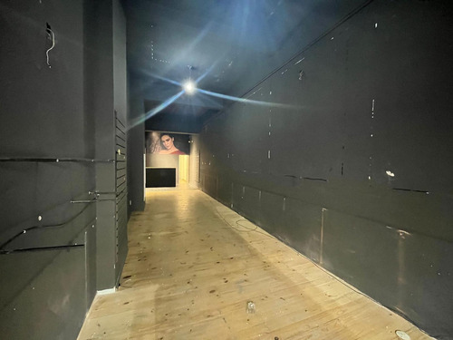 Imagen 3 de 9 de Local, 18 De Julio Frente A La Universidad, 70 M2 De Salón, 4 Mts De Frente, Único !!