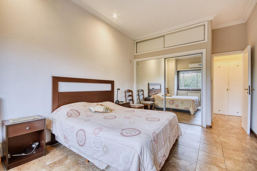 Imagen 26 de 30 de Impecable Casa En Venta Con 4 Dormitorios Mas Dependencia! Jardin Pileta Y Parrilla!