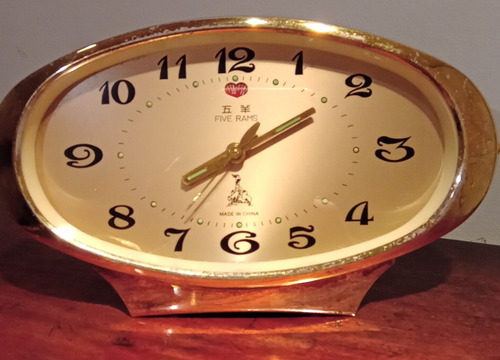 Reloj Antiguo Five Rams De Mesa Made In China (Usado)