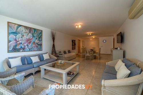 Apartamento De 3 Dormitorios En Playa Brava, Primera Linea