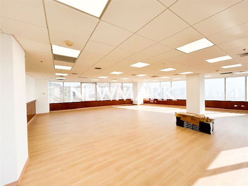 Gran Oficina Remodelada En Espectacular Barrio Financiero