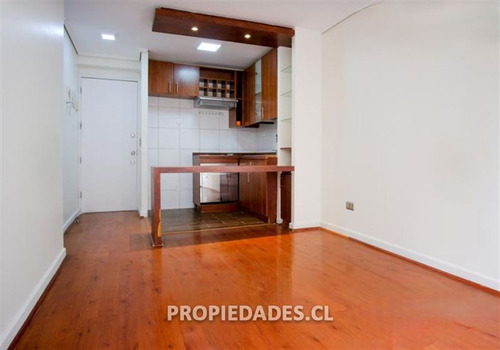 Departamento En Venta De 2 Dormitorios En Lira, Stgo Centro