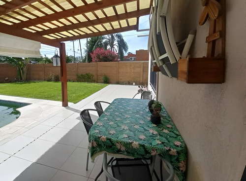 Venta Casa Con Piscina En Maquinista Savio Escobar