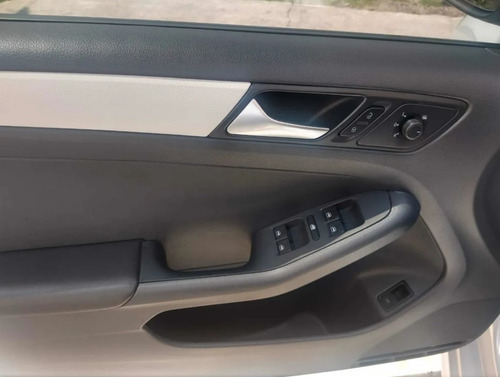 Imagen 11 de 11 de Vw Jetta Trendline 2017 Plata Blanco Garantia