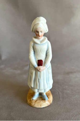 Bellísima Figura De Muchacha En Porcelana Con Sello Meissen