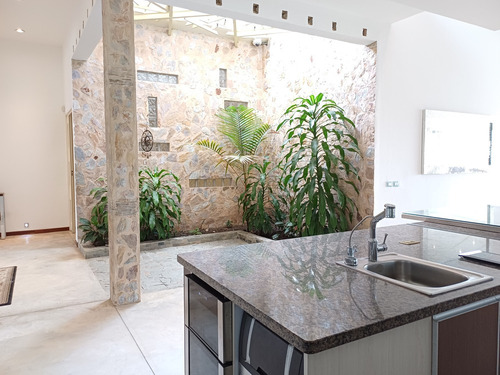 En Venta Casa En La Urbanización Colinas De Guataparo, Valencia Estado Carabobo Venezuela / Emer.