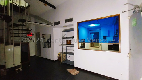 Extraordinario Local Comercial Con Acceso A Pie De Calle En La Av. Ppal De La Urbina!!! Fenomenal Oportunidad De Inversión! Negociable!!!