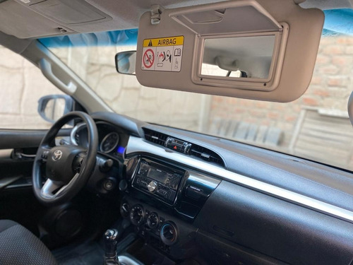 Imagen 17 de 18 de Excelente Camioneta Toyota Hilux 4x4 Sr, 65000km Del 2019