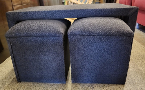 Mesa Con 2 Puff Cubos Tapizados En Tela O Cuerina