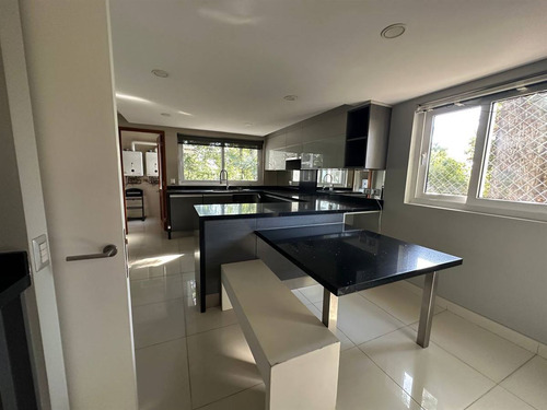 Dúplex Remodelado En Elegante Condominio/estoril