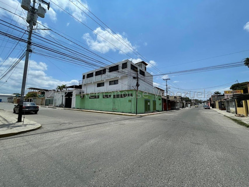 Casa En Venta En El Centro De Barquisimeto Con Gran Potencial Comercial, Cuenta Con 338,37mt2 De Terreno Y 690mt2 De Construcción, De Tres Niveles Gabriela C