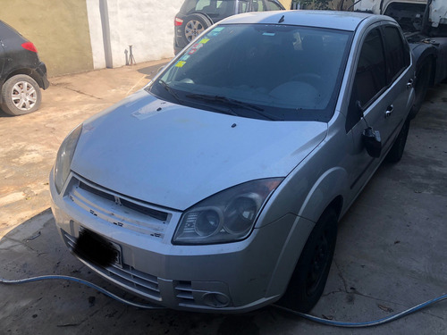 Ford Fiesta Max Ambiente 1.6 Gnc Incendiado