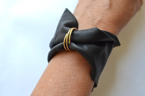 Imagen 3 de 4 de Brazalete Pulsera Moño De Cuero Negro Con Detalle De Bronce