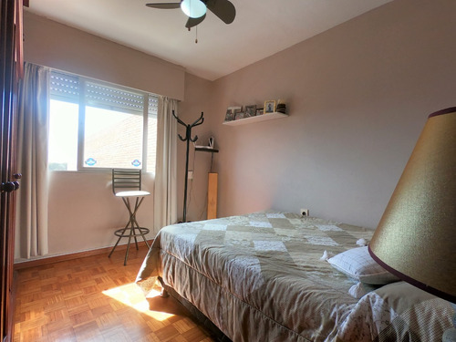 Apartamento Muy Soleado En La Blanqueada, De 3 Dormitorios Y 2 Baños, Excelente Ubicación Cerca De Principales Hospitales De Montevideo, Con Servicios Y Muy Buena Conectividad.