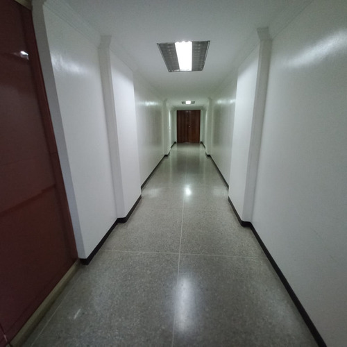 Imagen 3 de 15 de Linda Santos Vende Oficina De 118m2 En Cc Profesional Av Bolivar En Piso Bajo. 0414 4150107