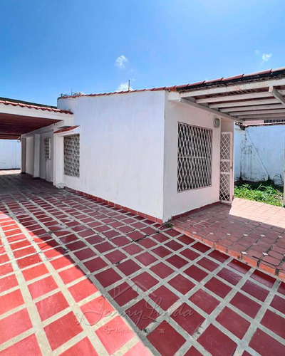 Venta Urb. La Macarena, Palo Negro, Casa 136 Metros Estado Aragua Conjunto Cerrado