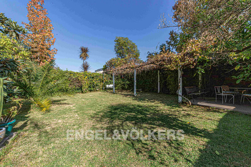 Casa Con Patio En Juan Esteban Montero