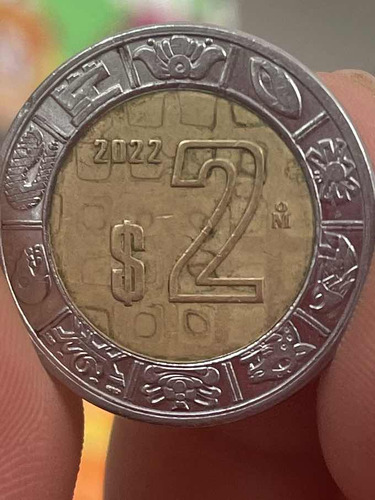 Moneda De 2 Pesos Con Símbolos Y Cruz
