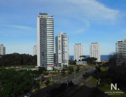 Apartamento A Pasos De Playa Brava Y Punta Shopping.-unidad De 4 Dormitorios En Suite Con Servicios.